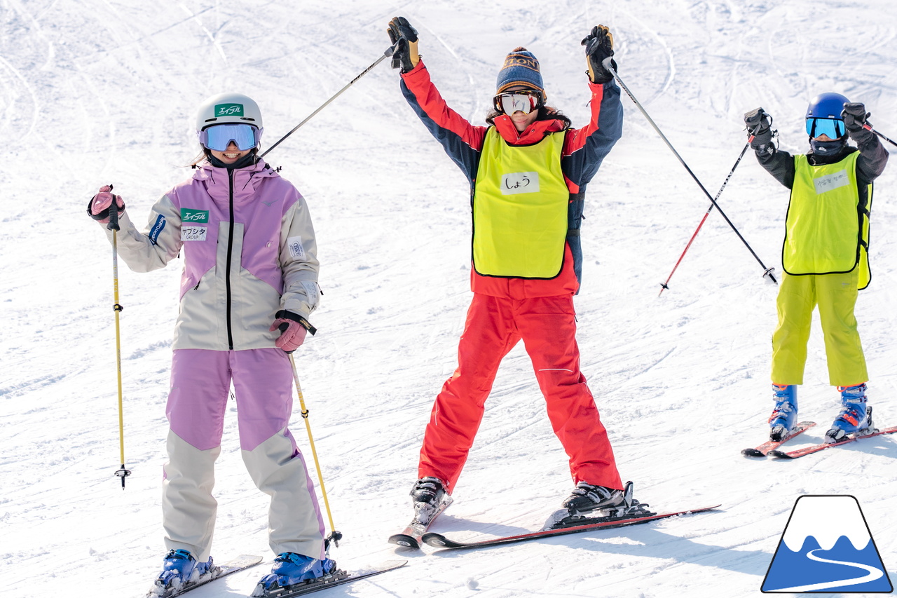 井山敬介さんと秋元日菜子さんのコンビは今年も健在！さらに、サプライズゲストも登場？！憧れのスキーヤーと一緒に雪と戯れ、『いちえ』の美味しいランチをいただく…。夢のようなイベント。めもるホールディングス presents プロスキーヤー・井山敬介さんと行く｜ダイナスティスキーリゾート